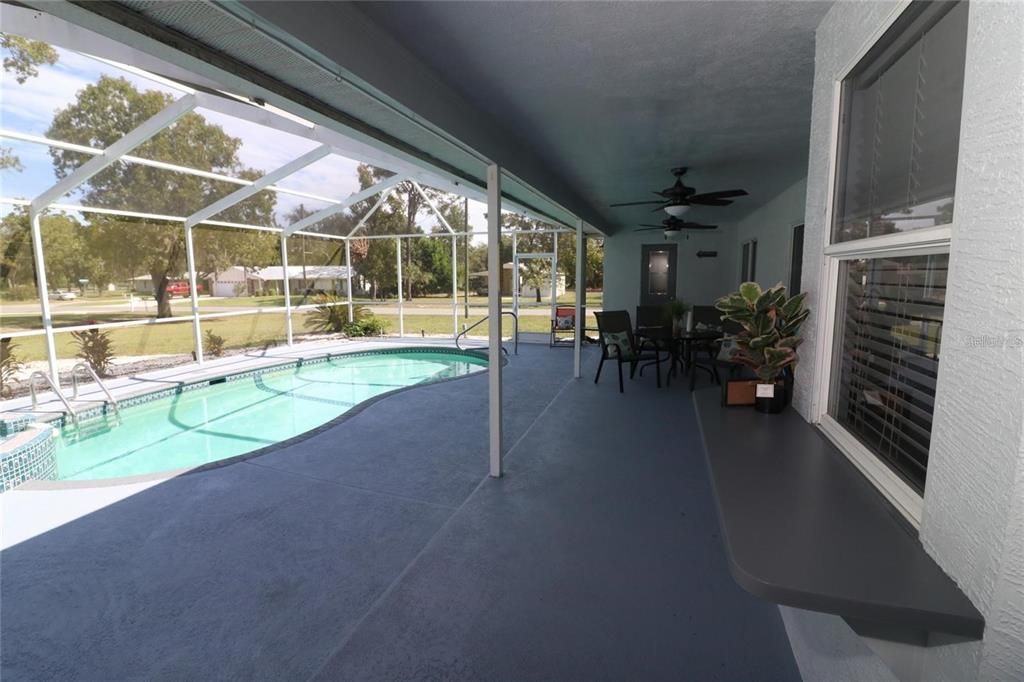 合同活跃: $349,995 (3 贝兹, 2 浴室, 1652 平方英尺)