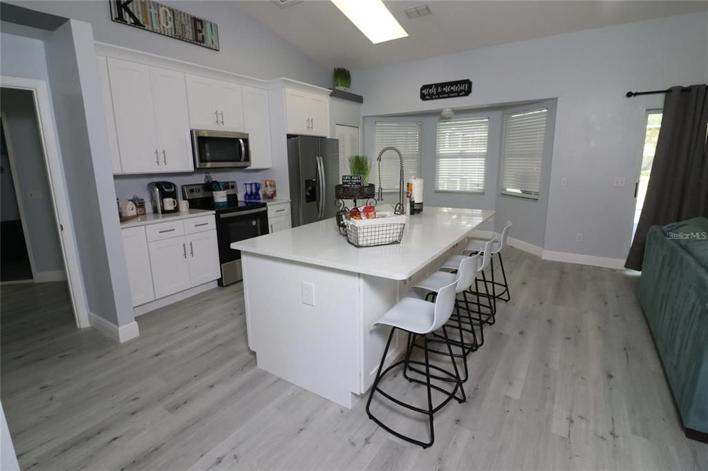 合同活跃: $349,995 (3 贝兹, 2 浴室, 1652 平方英尺)