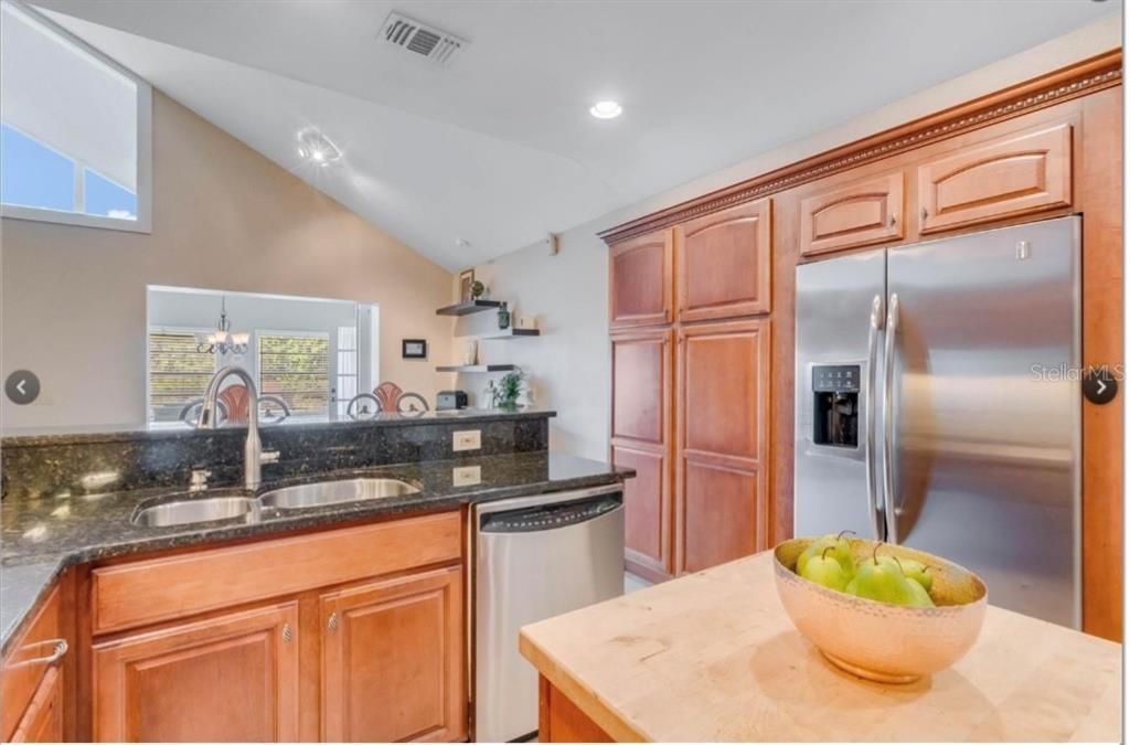 待售: $840,000 (4 贝兹, 2 浴室, 2713 平方英尺)