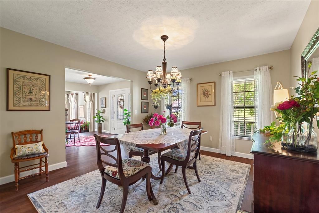 合同活跃: $719,000 (4 贝兹, 2 浴室, 2679 平方英尺)