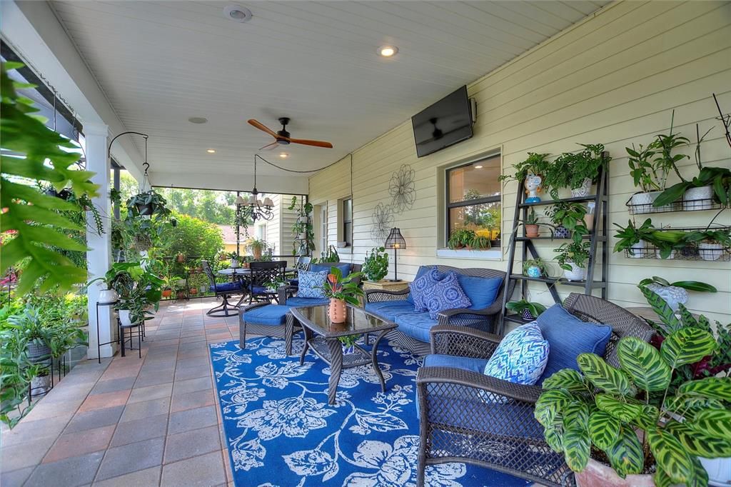 合同活跃: $719,000 (4 贝兹, 2 浴室, 2679 平方英尺)