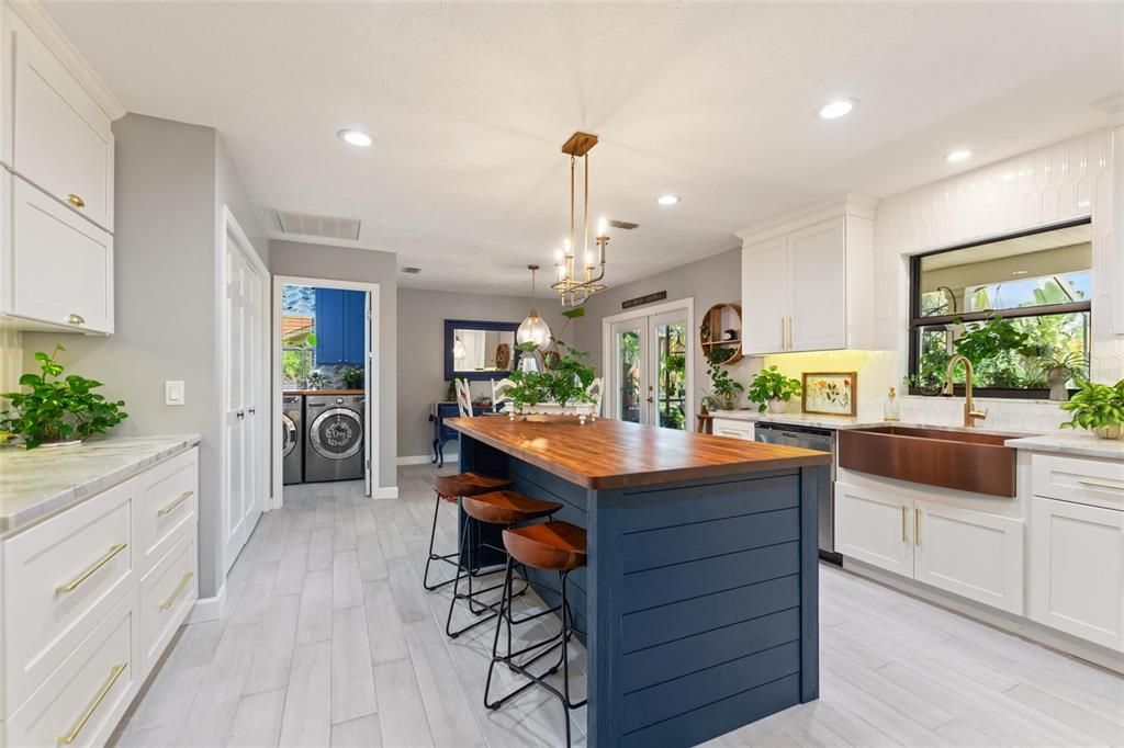 合同活跃: $719,000 (4 贝兹, 2 浴室, 2679 平方英尺)