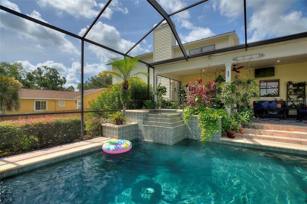 合同活跃: $719,000 (4 贝兹, 2 浴室, 2679 平方英尺)