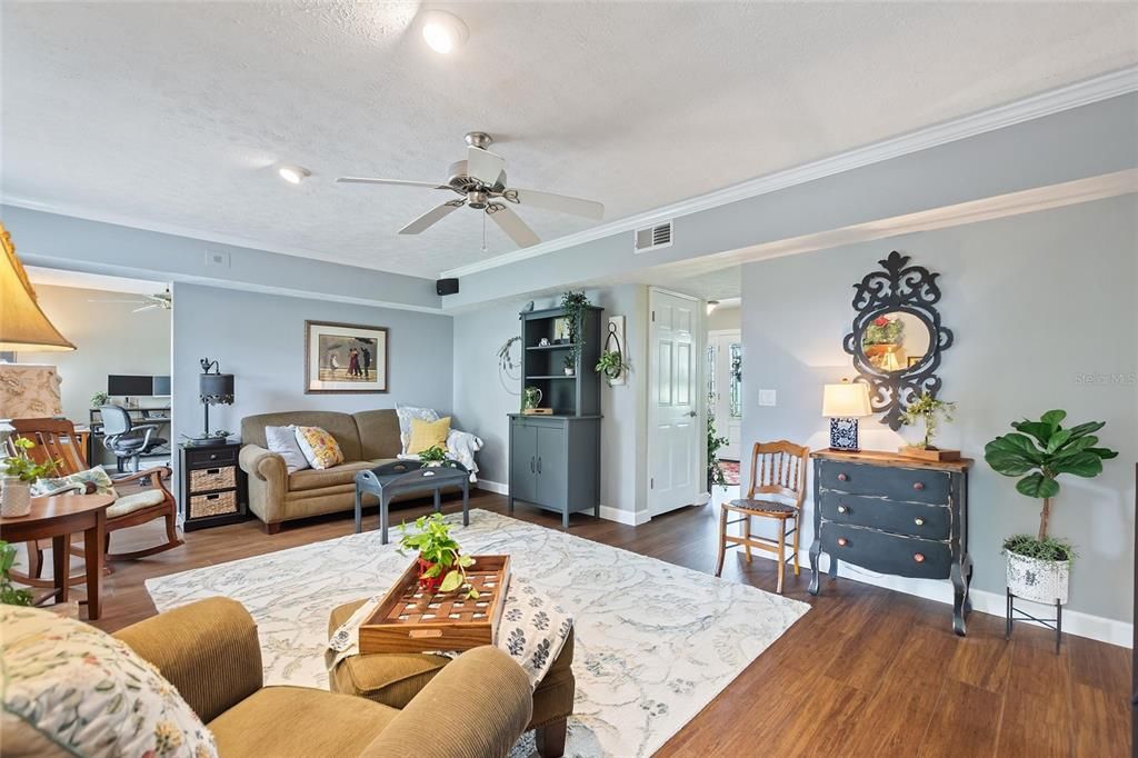 合同活跃: $719,000 (4 贝兹, 2 浴室, 2679 平方英尺)