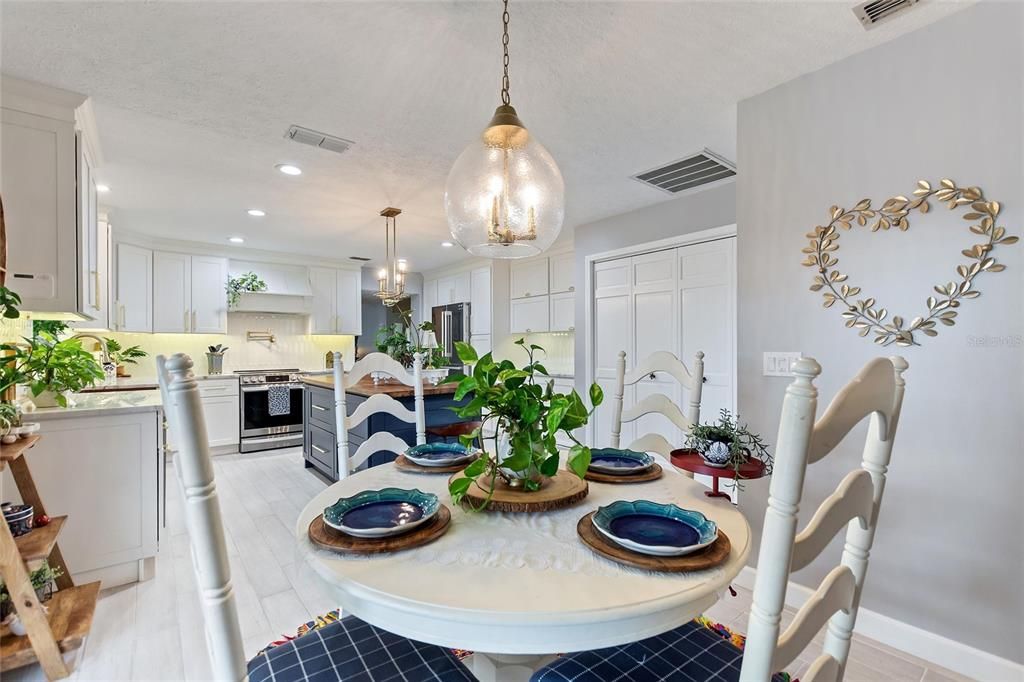 合同活跃: $719,000 (4 贝兹, 2 浴室, 2679 平方英尺)