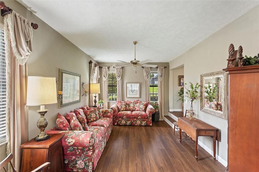 合同活跃: $719,000 (4 贝兹, 2 浴室, 2679 平方英尺)