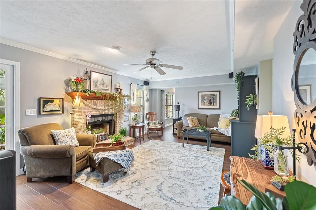 合同活跃: $719,000 (4 贝兹, 2 浴室, 2679 平方英尺)