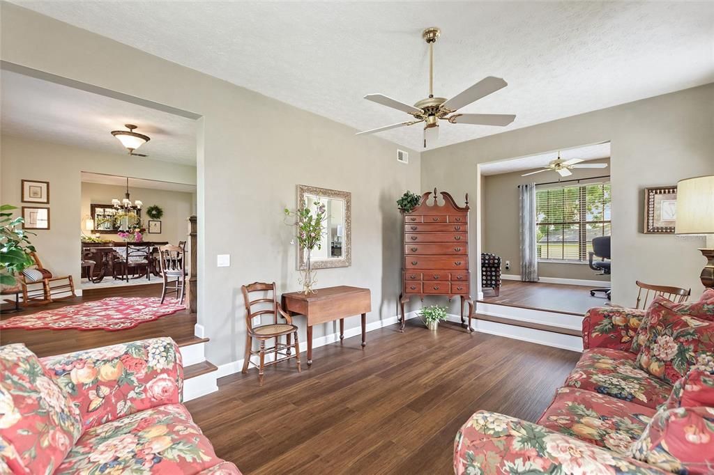 合同活跃: $719,000 (4 贝兹, 2 浴室, 2679 平方英尺)