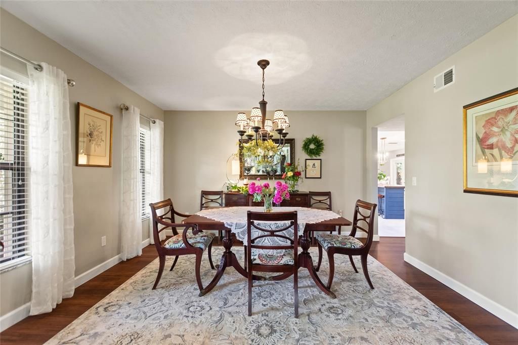 合同活跃: $719,000 (4 贝兹, 2 浴室, 2679 平方英尺)