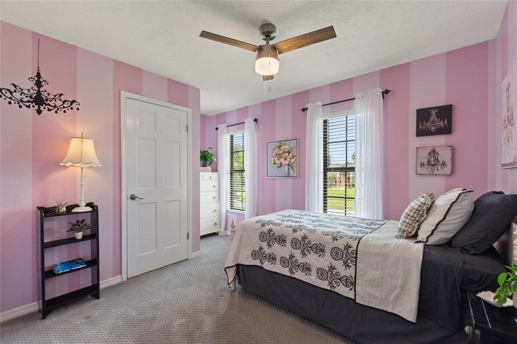 合同活跃: $719,000 (4 贝兹, 2 浴室, 2679 平方英尺)