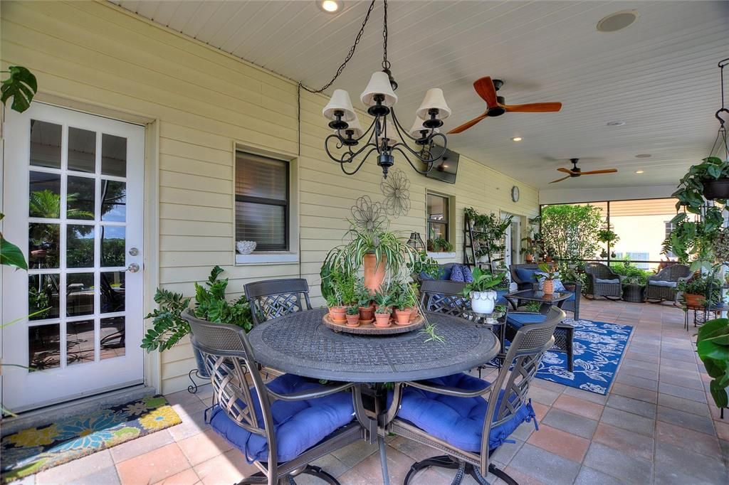 合同活跃: $719,000 (4 贝兹, 2 浴室, 2679 平方英尺)