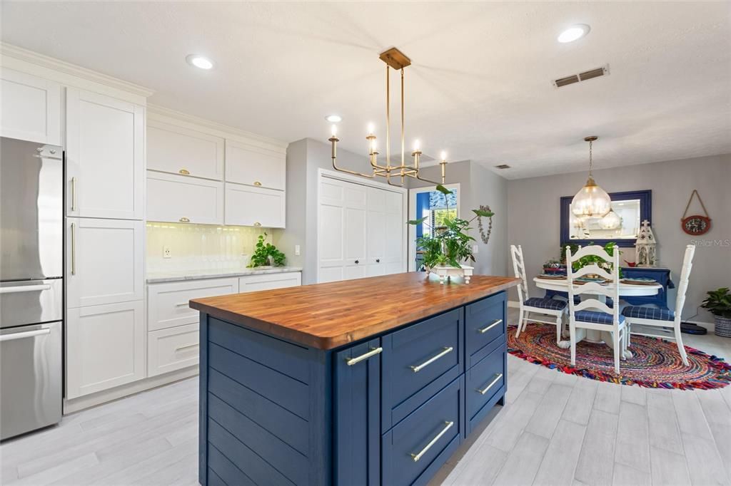 合同活跃: $719,000 (4 贝兹, 2 浴室, 2679 平方英尺)