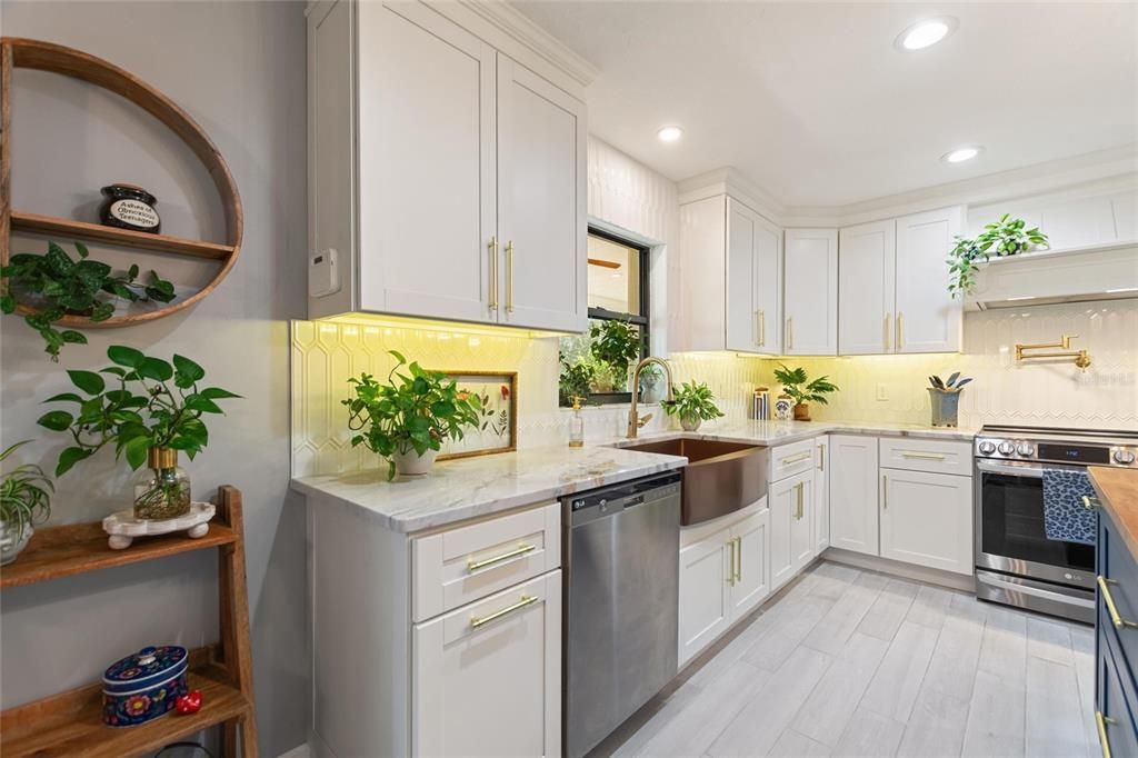 合同活跃: $719,000 (4 贝兹, 2 浴室, 2679 平方英尺)