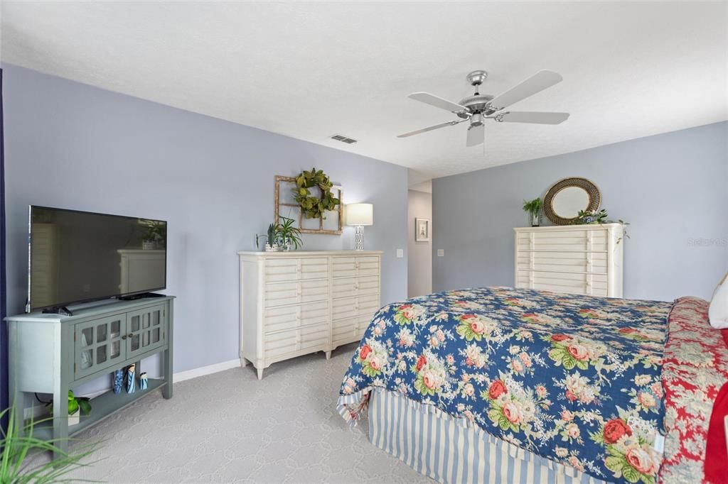 合同活跃: $719,000 (4 贝兹, 2 浴室, 2679 平方英尺)