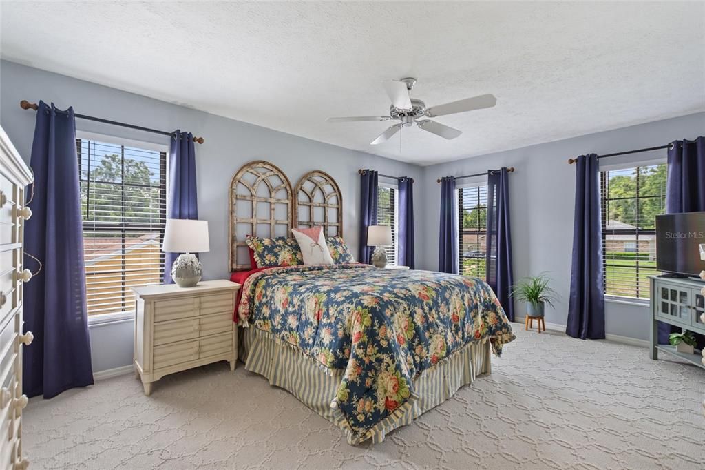 合同活跃: $719,000 (4 贝兹, 2 浴室, 2679 平方英尺)