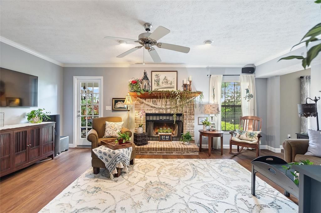 合同活跃: $719,000 (4 贝兹, 2 浴室, 2679 平方英尺)