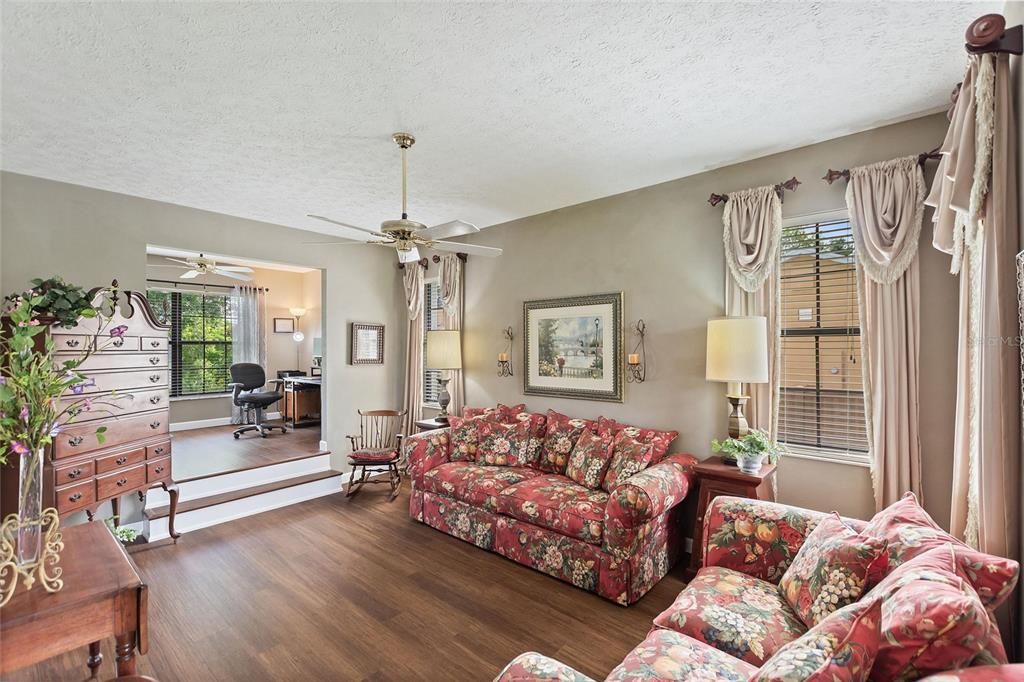 合同活跃: $719,000 (4 贝兹, 2 浴室, 2679 平方英尺)