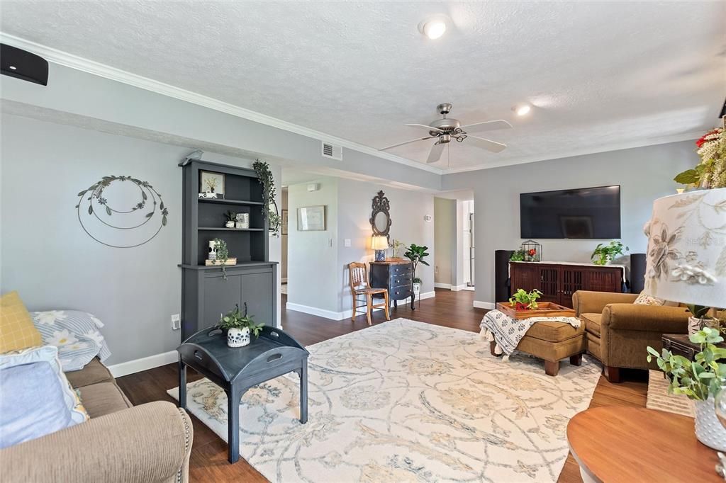 合同活跃: $719,000 (4 贝兹, 2 浴室, 2679 平方英尺)