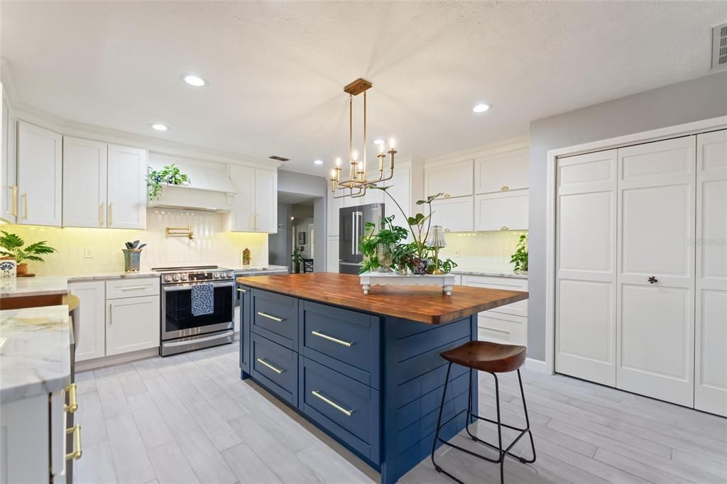 合同活跃: $719,000 (4 贝兹, 2 浴室, 2679 平方英尺)