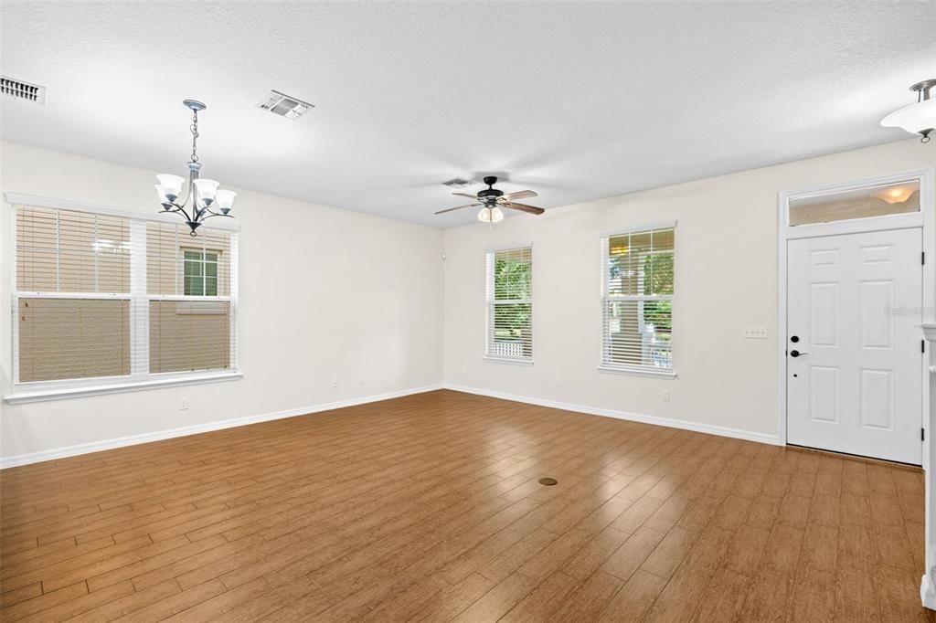 合同活跃: $459,900 (3 贝兹, 2 浴室, 1794 平方英尺)