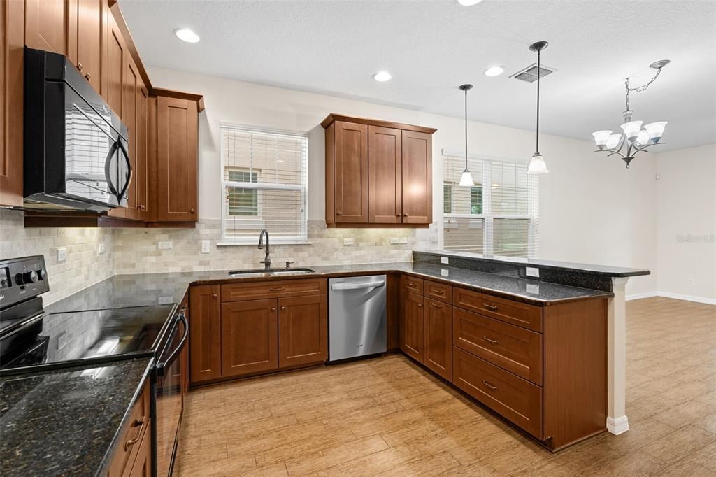 合同活跃: $459,900 (3 贝兹, 2 浴室, 1794 平方英尺)