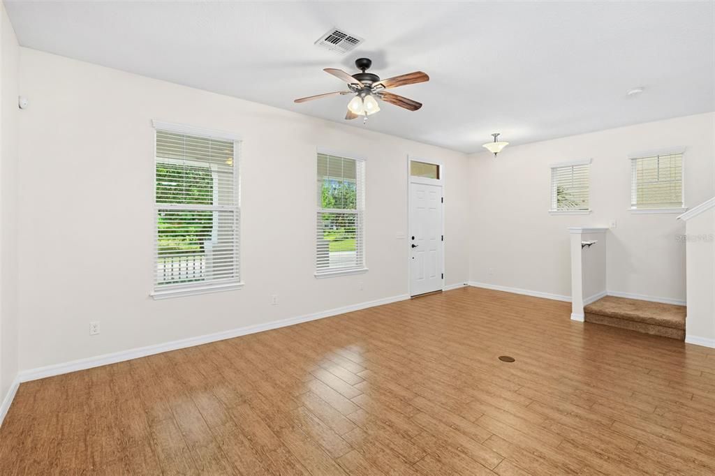 合同活跃: $459,900 (3 贝兹, 2 浴室, 1794 平方英尺)