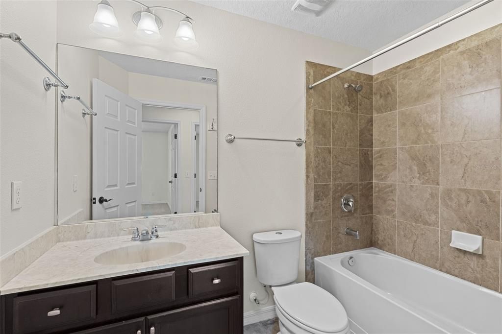 合同活跃: $459,900 (3 贝兹, 2 浴室, 1794 平方英尺)