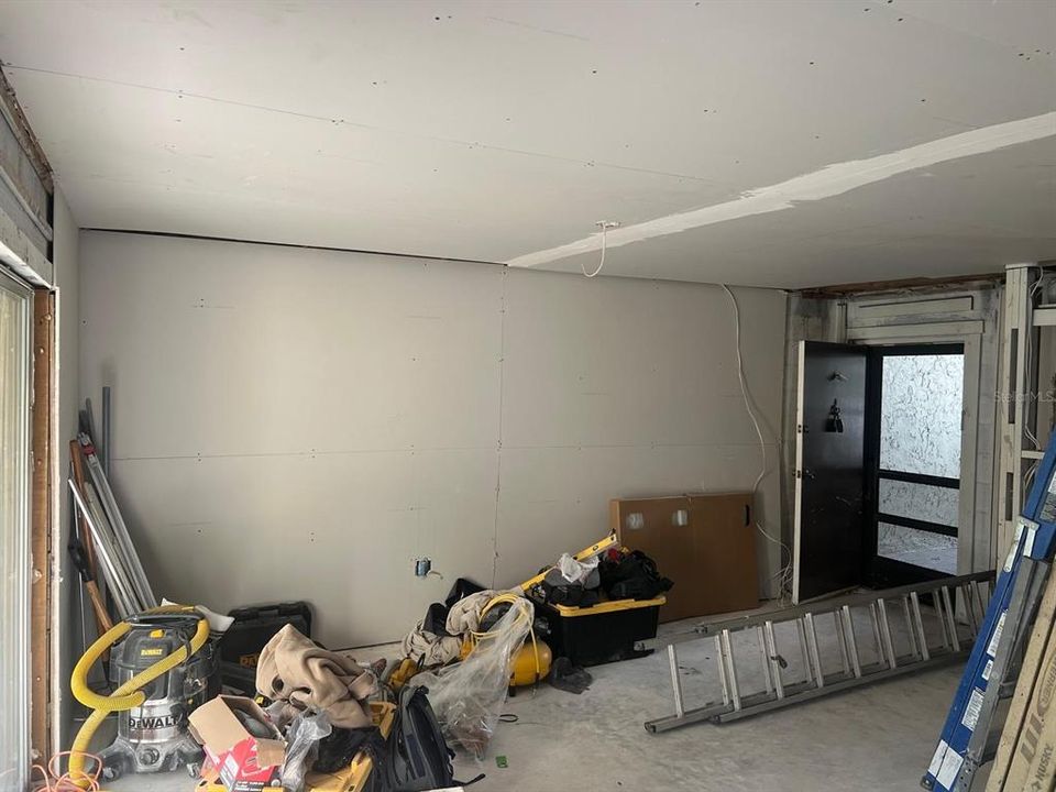 For Sale: $79,999 (1 beds, 1 baths, 590 Square Feet)