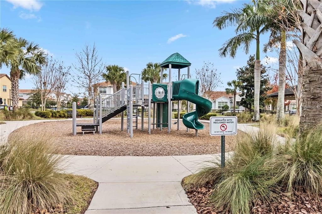 合同活跃: $389,000 (3 贝兹, 2 浴室, 1762 平方英尺)