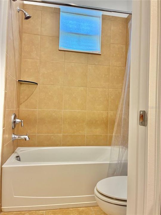 合同活跃: $389,000 (3 贝兹, 2 浴室, 1762 平方英尺)