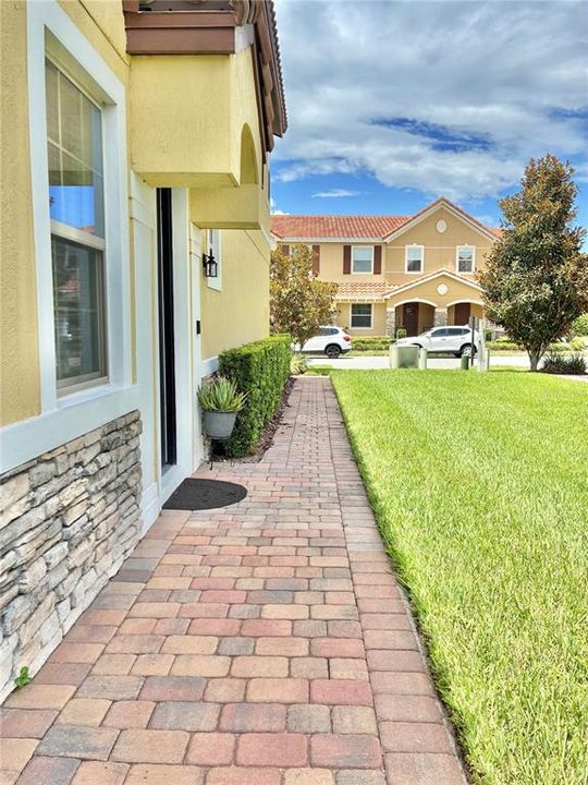 合同活跃: $389,000 (3 贝兹, 2 浴室, 1762 平方英尺)