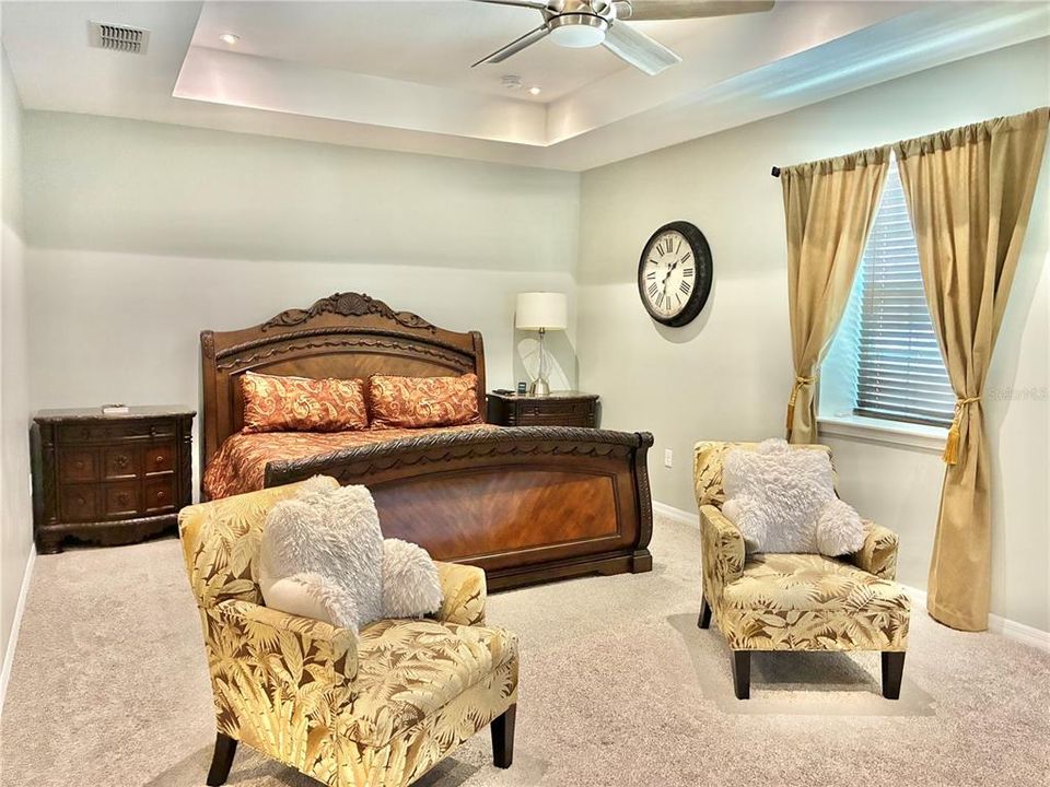 合同活跃: $389,000 (3 贝兹, 2 浴室, 1762 平方英尺)