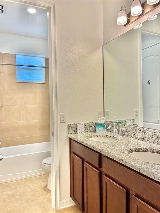 合同活跃: $389,000 (3 贝兹, 2 浴室, 1762 平方英尺)