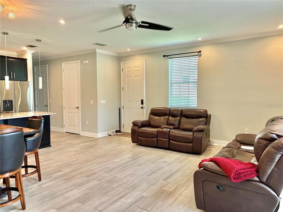 合同活跃: $389,000 (3 贝兹, 2 浴室, 1762 平方英尺)