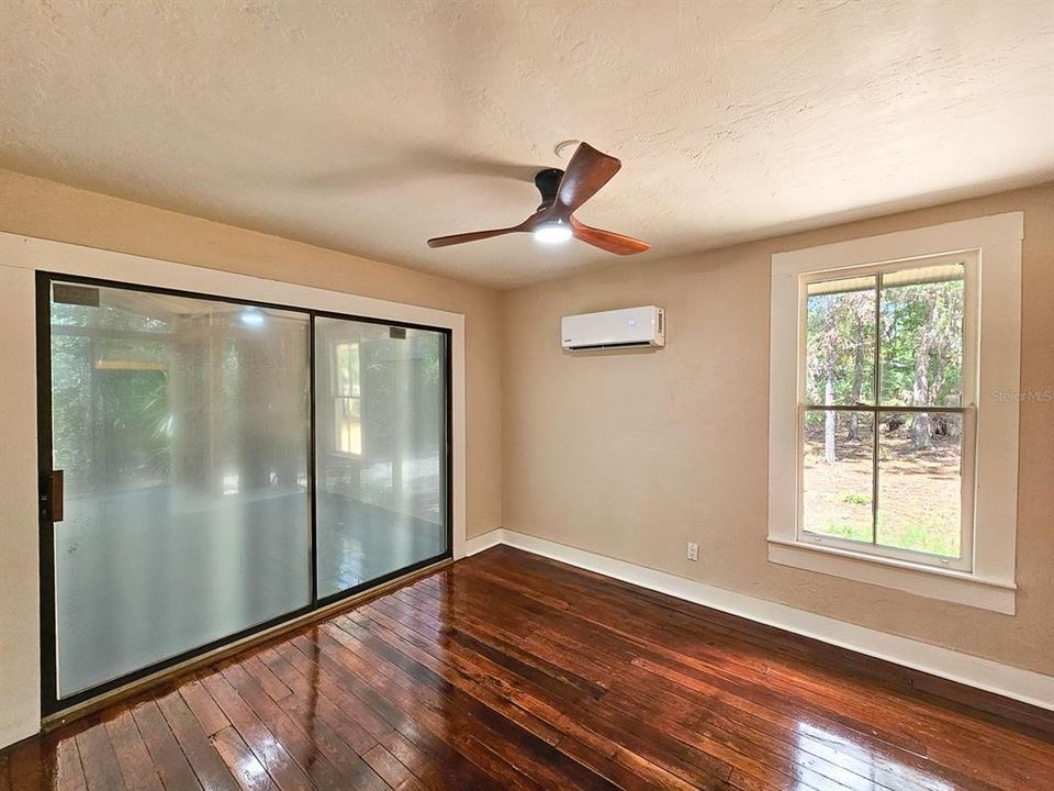 For Sale: $219,000 (2 beds, 1 baths, 816 Square Feet)