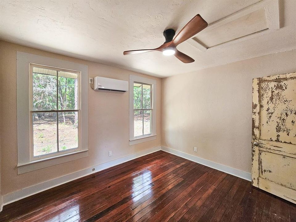 For Sale: $219,000 (2 beds, 1 baths, 816 Square Feet)