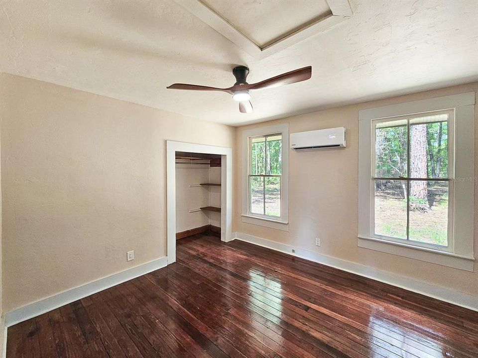 For Sale: $219,000 (2 beds, 1 baths, 816 Square Feet)