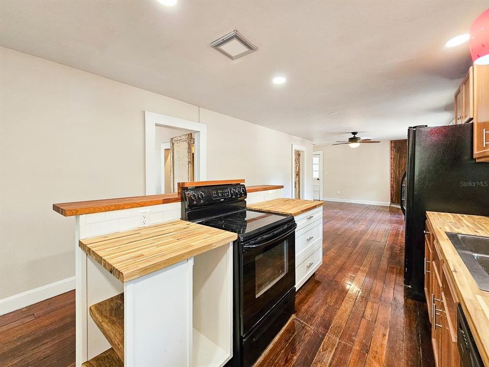 For Sale: $219,000 (2 beds, 1 baths, 816 Square Feet)