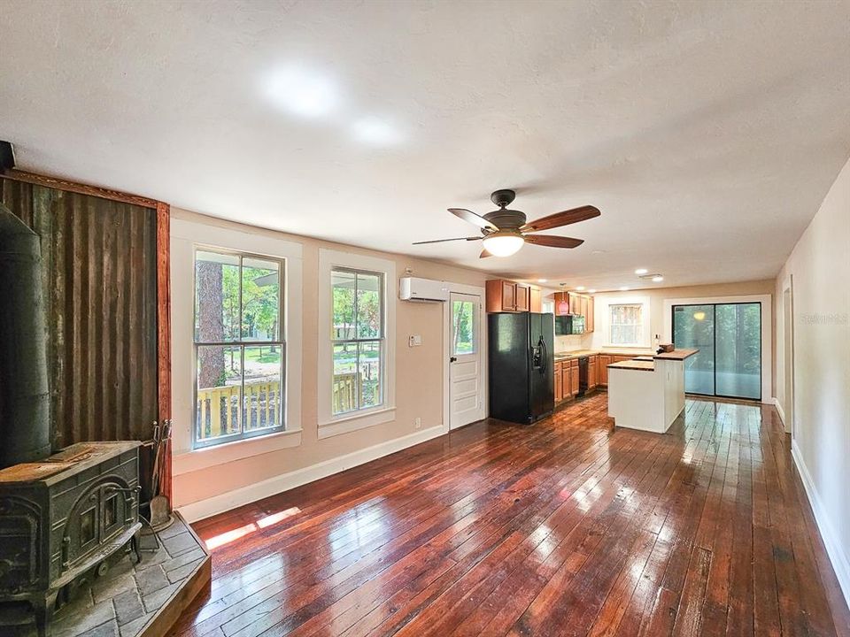 For Sale: $219,000 (2 beds, 1 baths, 816 Square Feet)