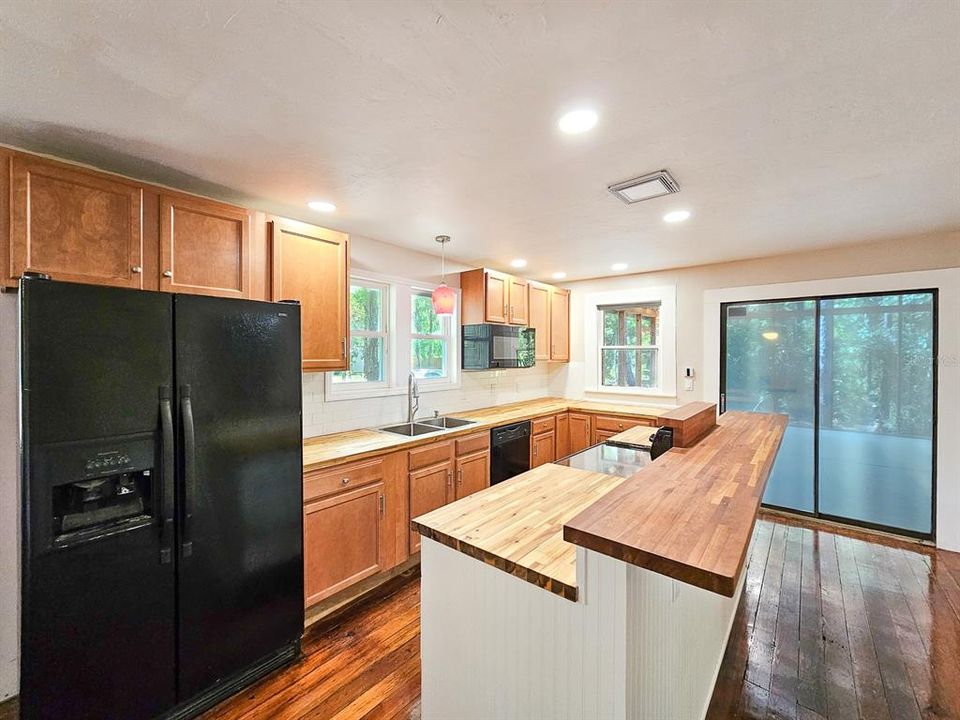 For Sale: $219,000 (2 beds, 1 baths, 816 Square Feet)