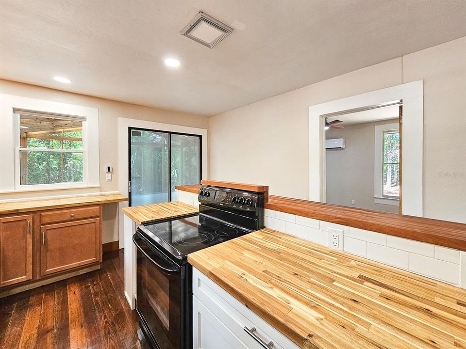 For Sale: $219,000 (2 beds, 1 baths, 816 Square Feet)