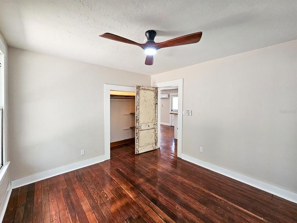 For Sale: $219,000 (2 beds, 1 baths, 816 Square Feet)