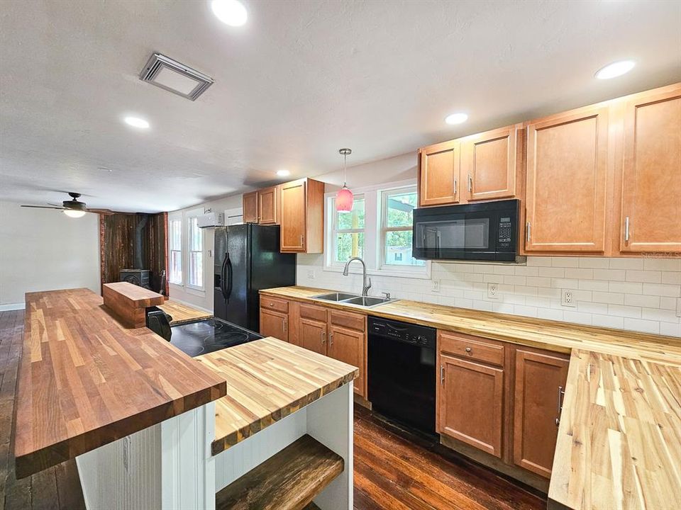 For Sale: $219,000 (2 beds, 1 baths, 816 Square Feet)