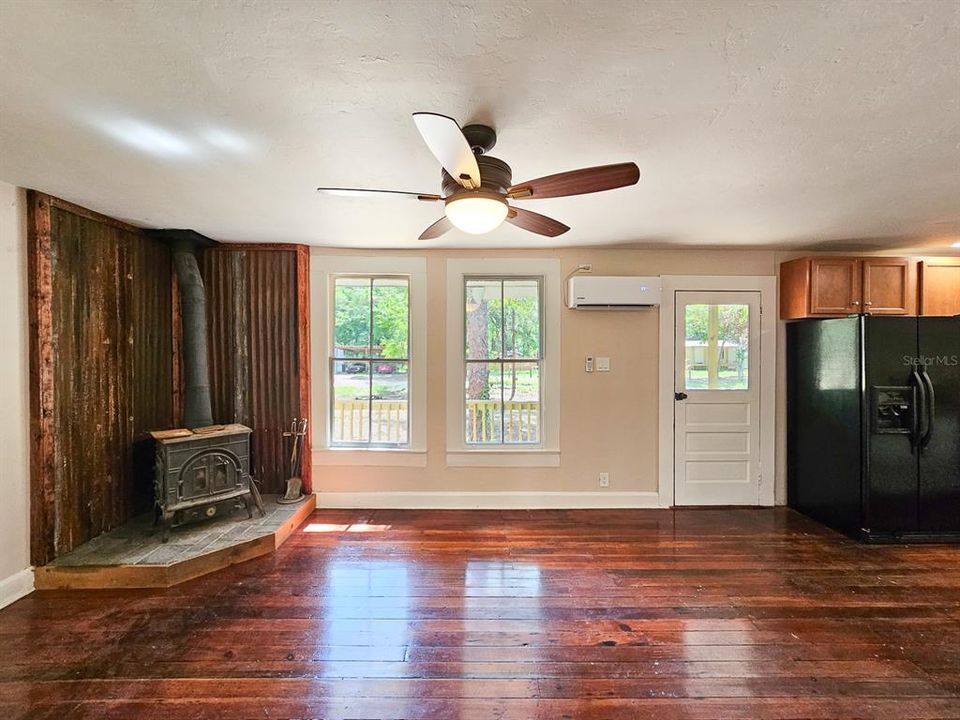 For Sale: $219,000 (2 beds, 1 baths, 816 Square Feet)