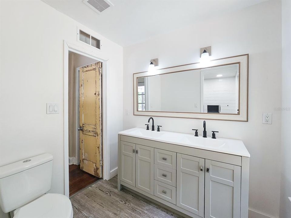 For Sale: $219,000 (2 beds, 1 baths, 816 Square Feet)