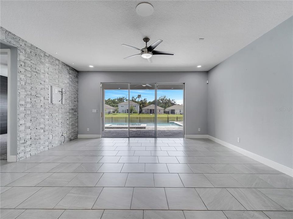 合同活跃: $544,999 (4 贝兹, 2 浴室, 2130 平方英尺)