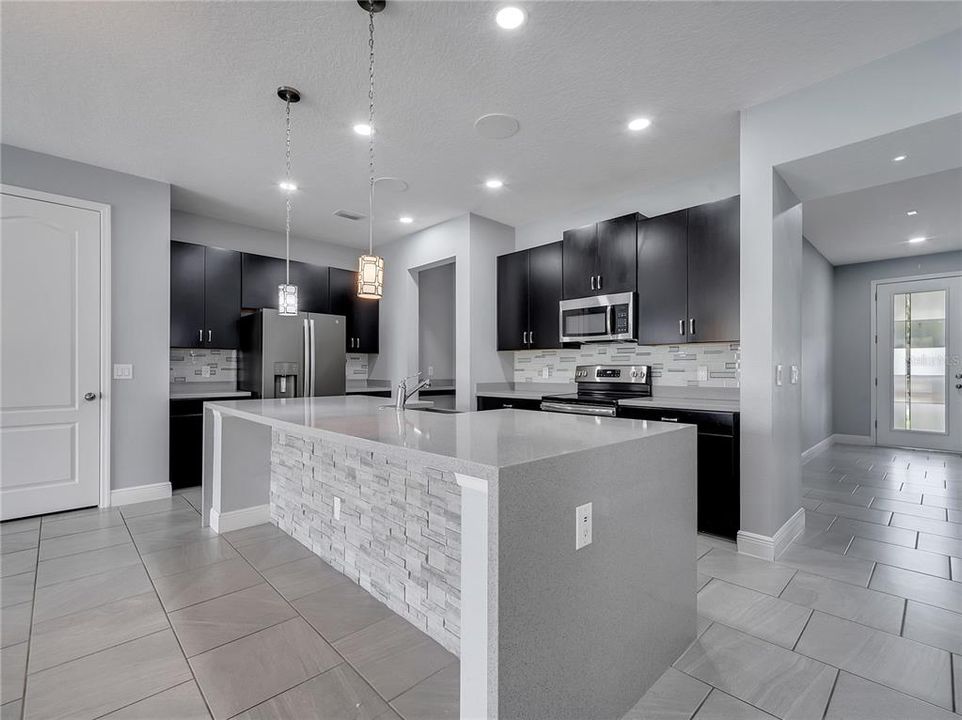 合同活跃: $544,999 (4 贝兹, 2 浴室, 2130 平方英尺)