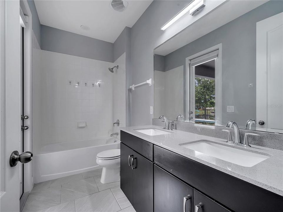 合同活跃: $544,999 (4 贝兹, 2 浴室, 2130 平方英尺)