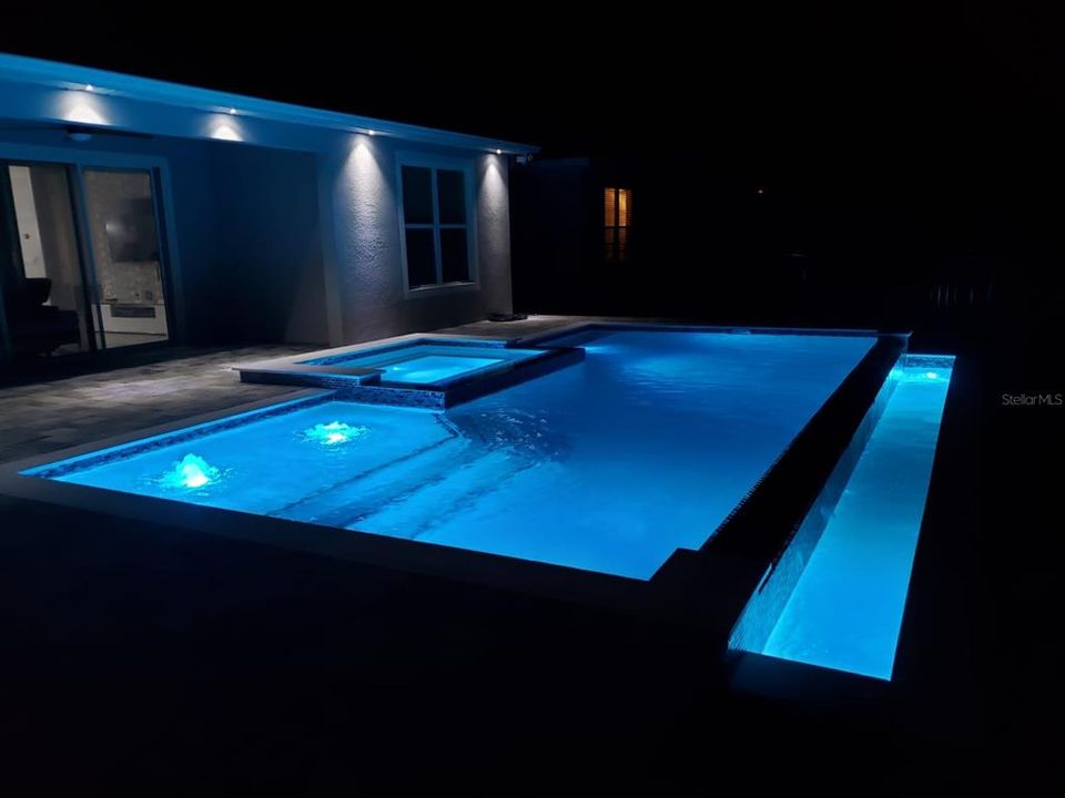 合同活跃: $544,999 (4 贝兹, 2 浴室, 2130 平方英尺)