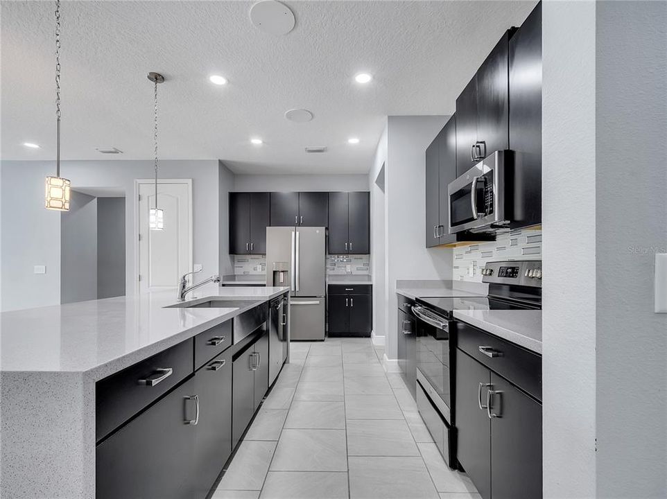 合同活跃: $544,999 (4 贝兹, 2 浴室, 2130 平方英尺)